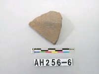 藏品(灰色夾砂折肩陶片)的圖片